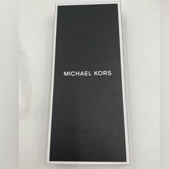 🔥low start🔥Michael Kors NWT in the Box white silicon Air Tags cover - Picture 4 of 7